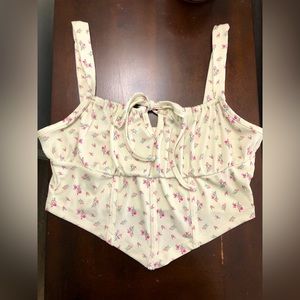 Size is a medium but fits like a small. Brand: Romwe. Color: beige with flowers